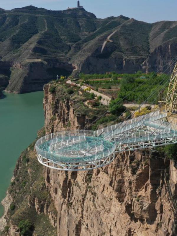 悬空玻璃观景平台